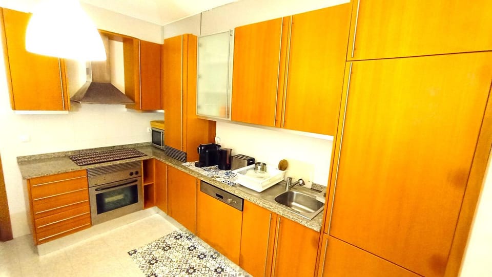 Coffee/tea facilities, Kitchen or kitchenette, dishwasher, oven, stove, toaster