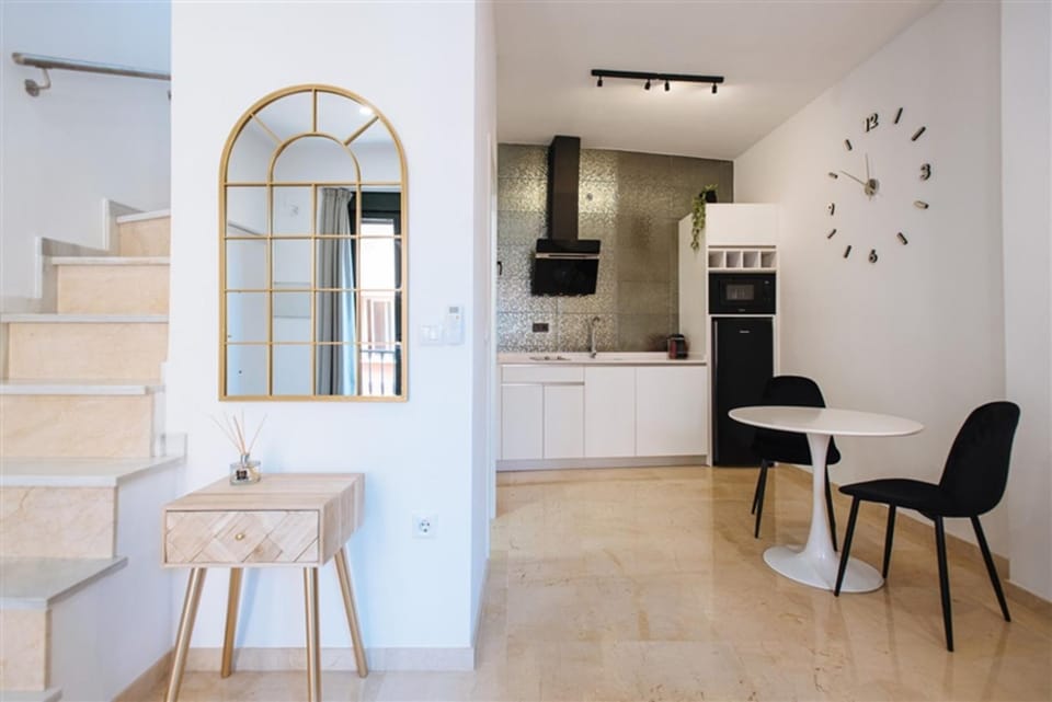 Kitchen or kitchenette, Living room, Seating area, Dining area