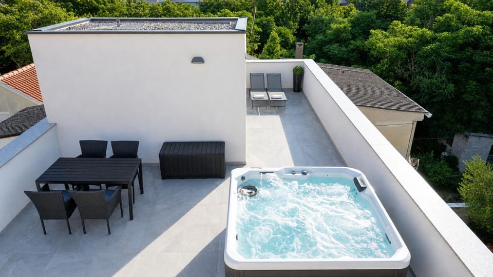 Hot Tub, Balcony/Terrace, sunbed