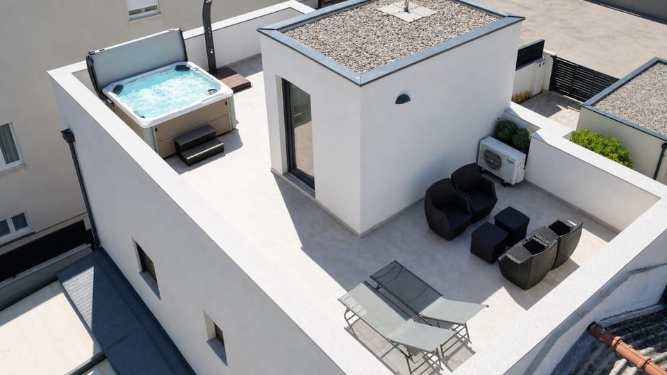 Hot Tub, Balcony/Terrace, sunbed