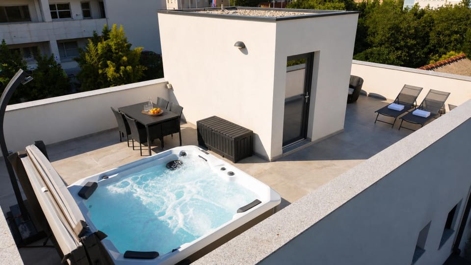 Hot Tub, Balcony/Terrace, sunbed