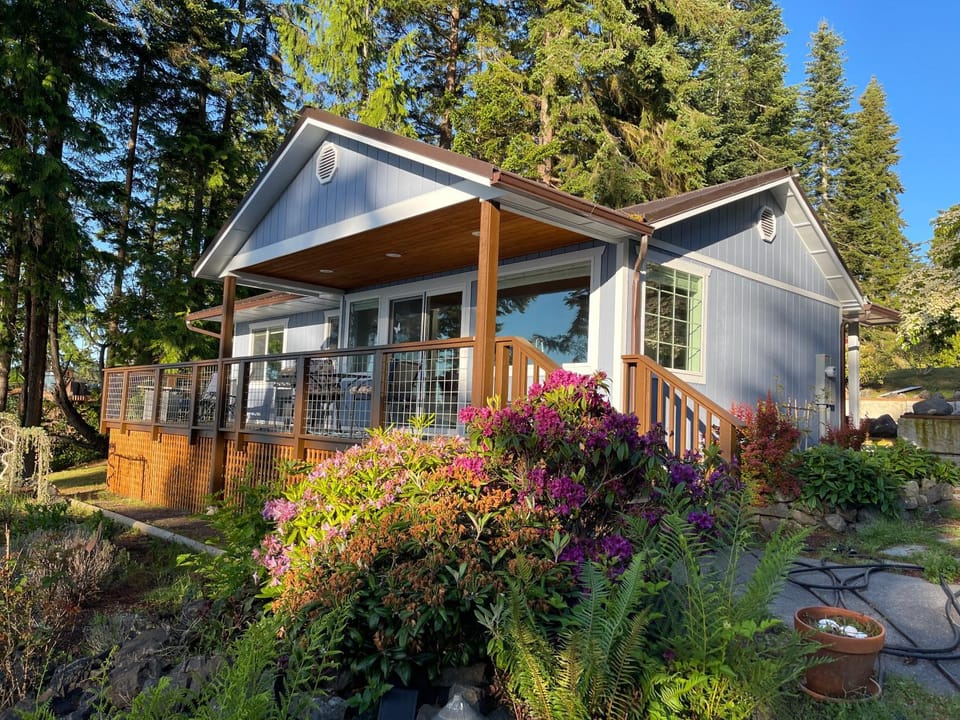 Puget Sound Chic Romantic Cottage with Private Beach Access & Gated Entry House in Port Ludlow
