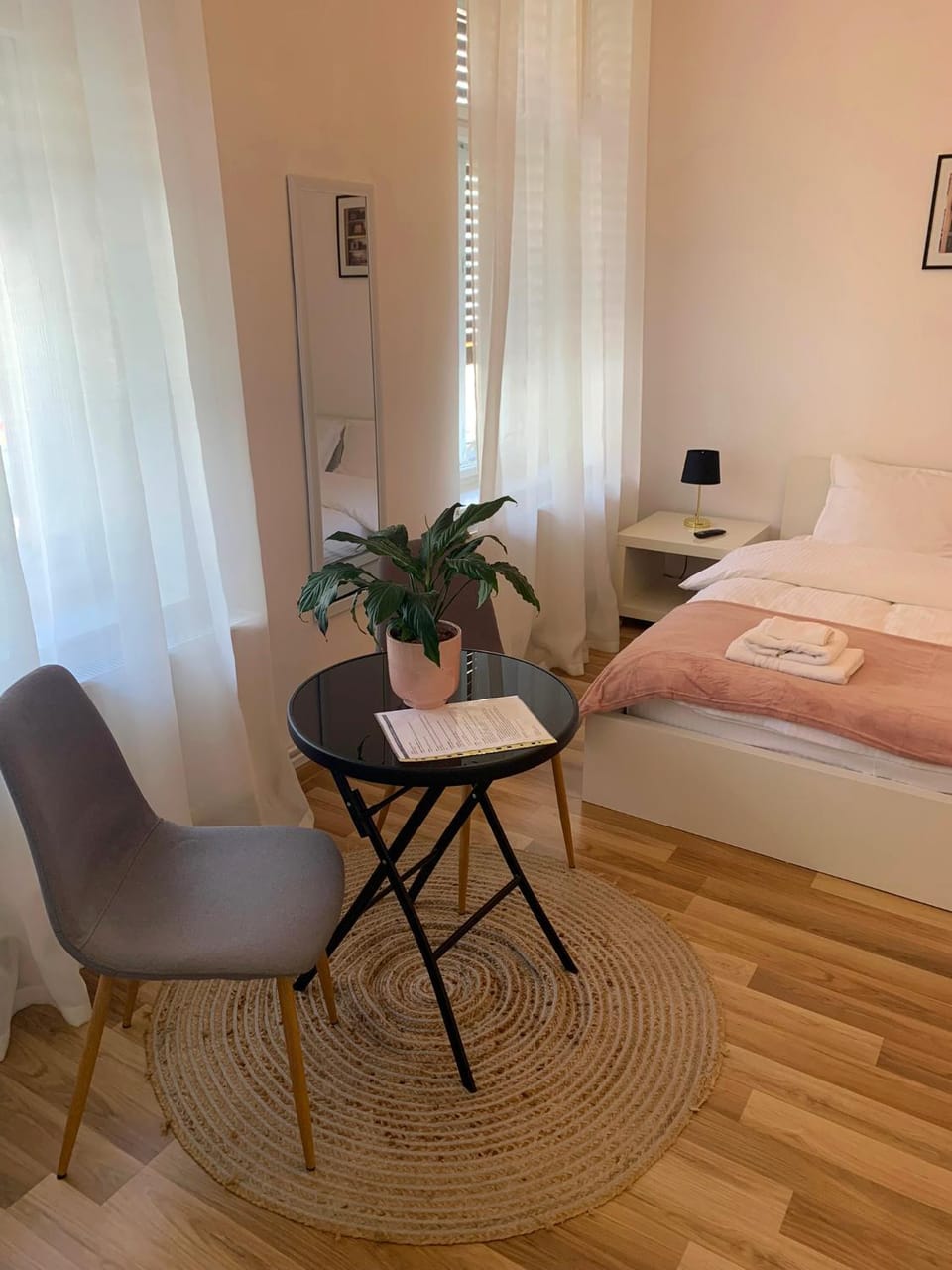 Bed, Seating area