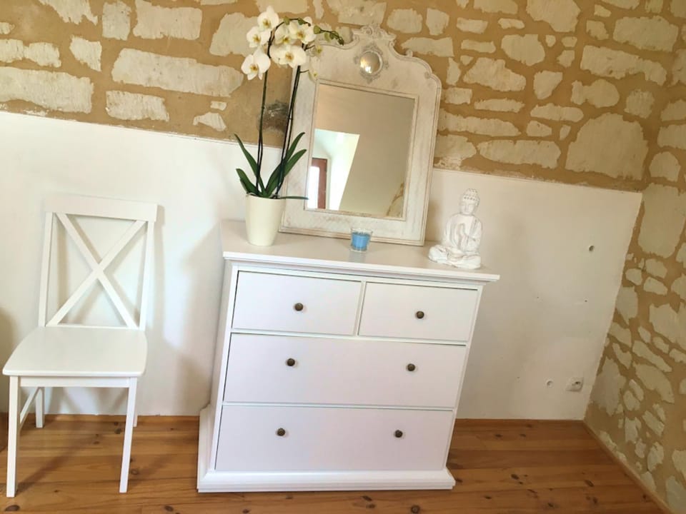 Photo of the whole room, Bedroom, hair dresser