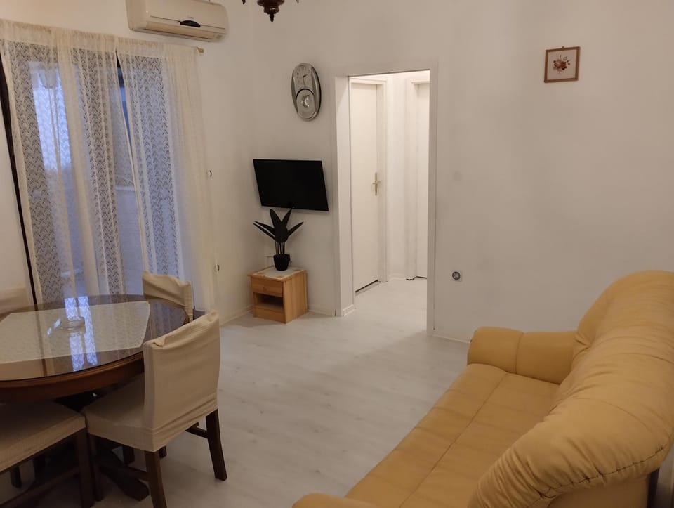 TV and multimedia, Balcony/Terrace, Living room, Seating area, Dining area, air conditioner