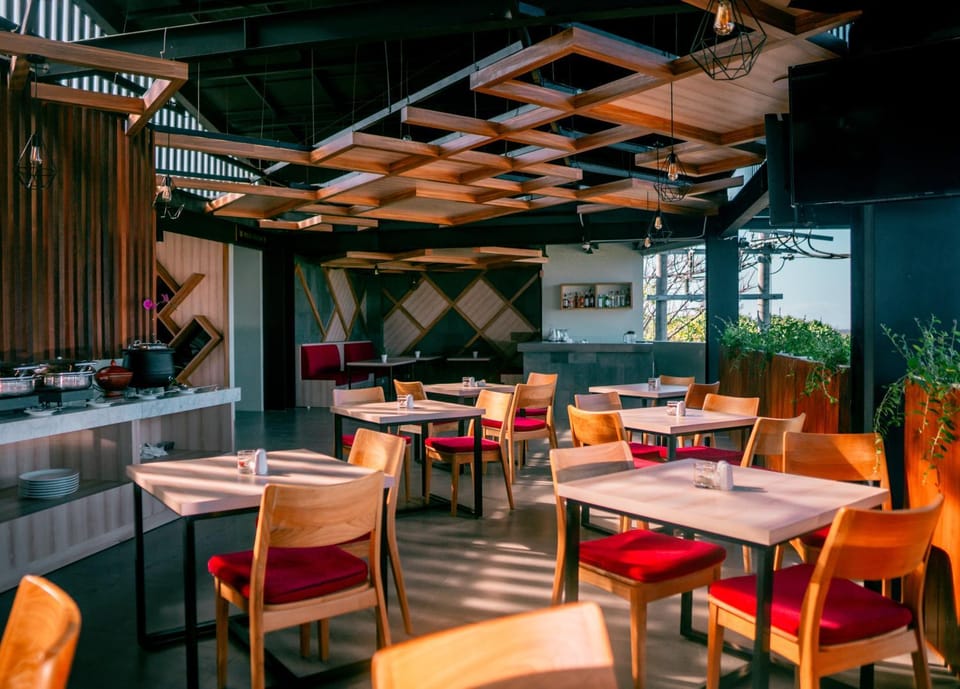 Restaurant/places to eat, Lounge or bar, Banquet/Function facilities
