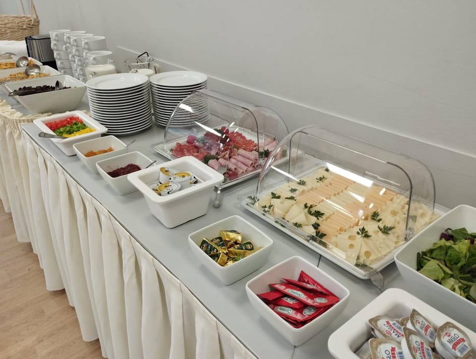 Property building, Food and drinks, Food, Breakfast, Buffet breakfast