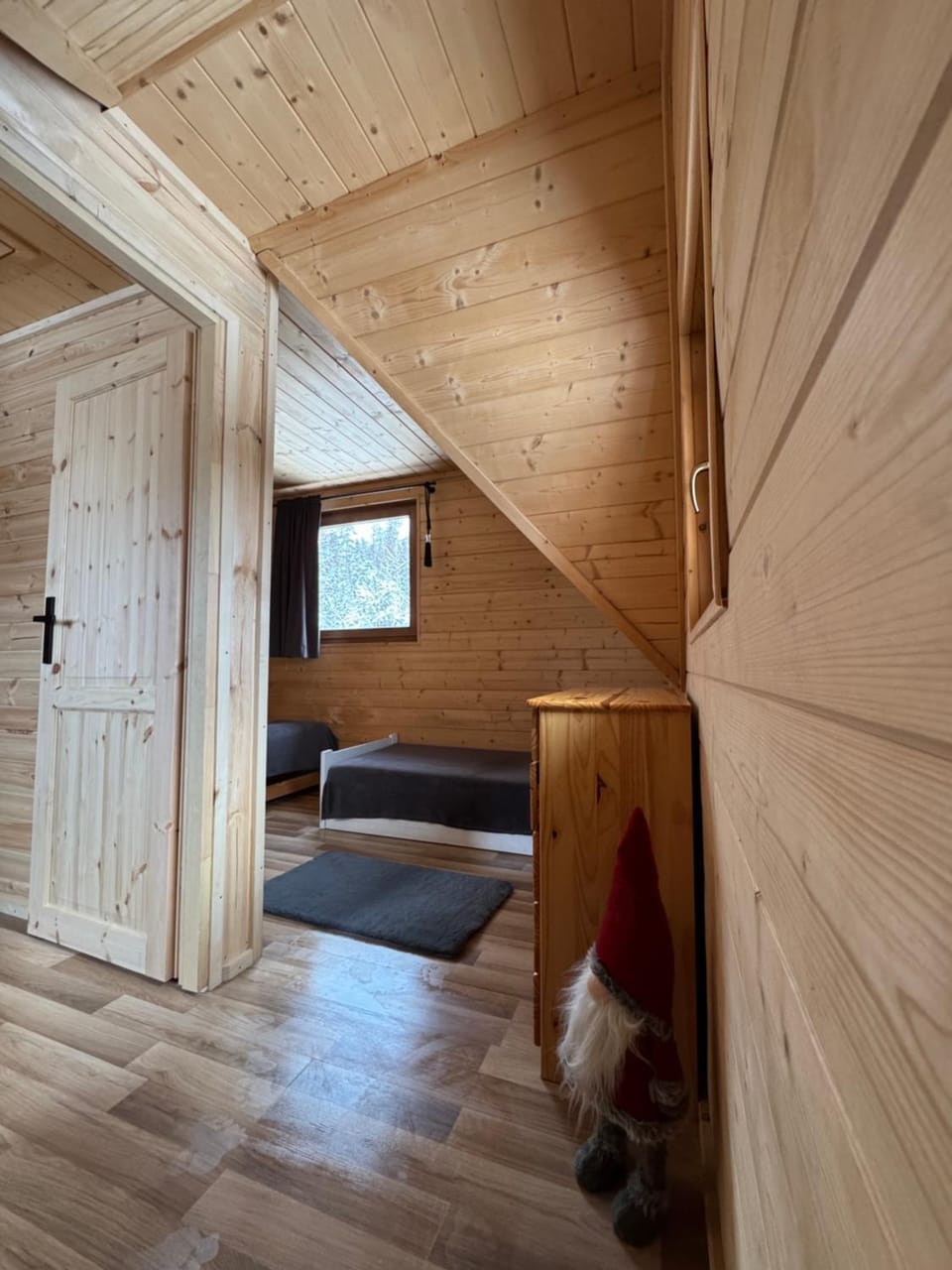 Photo of the whole room, Bedroom, wardrobe