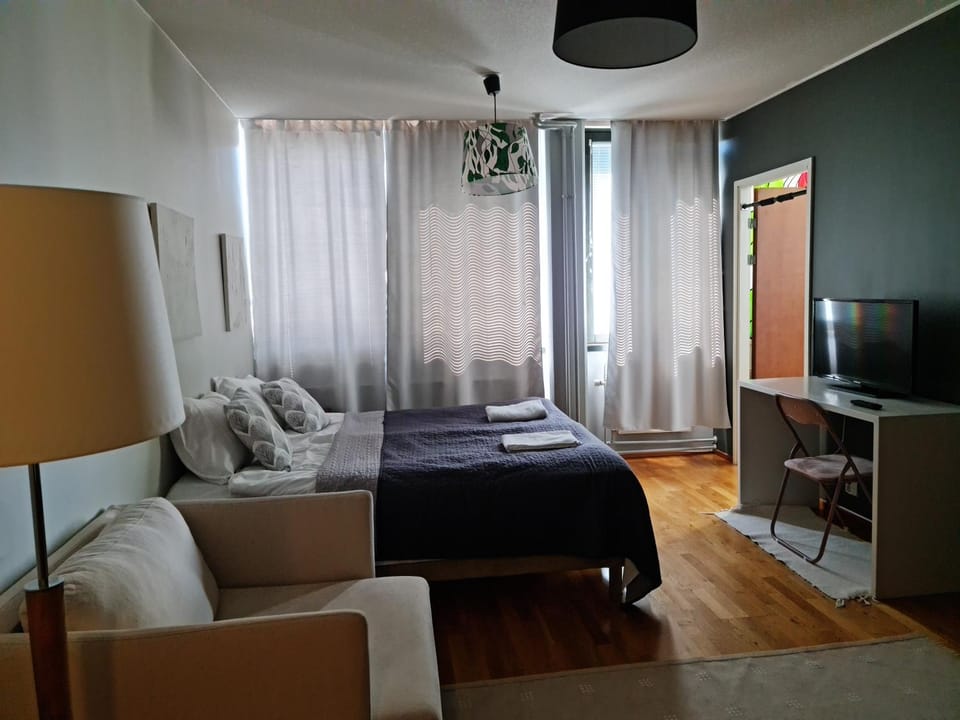 Bed, TV and multimedia, Bedroom