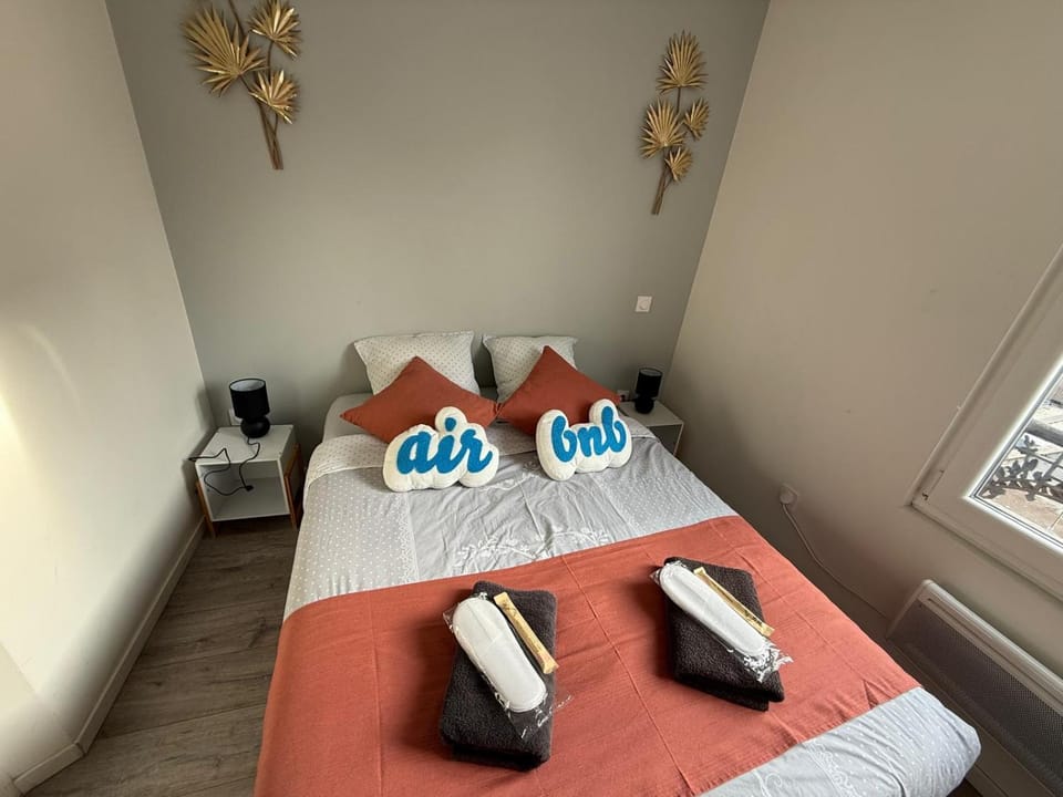 Bed, Photo of the whole room, Bedroom, towels