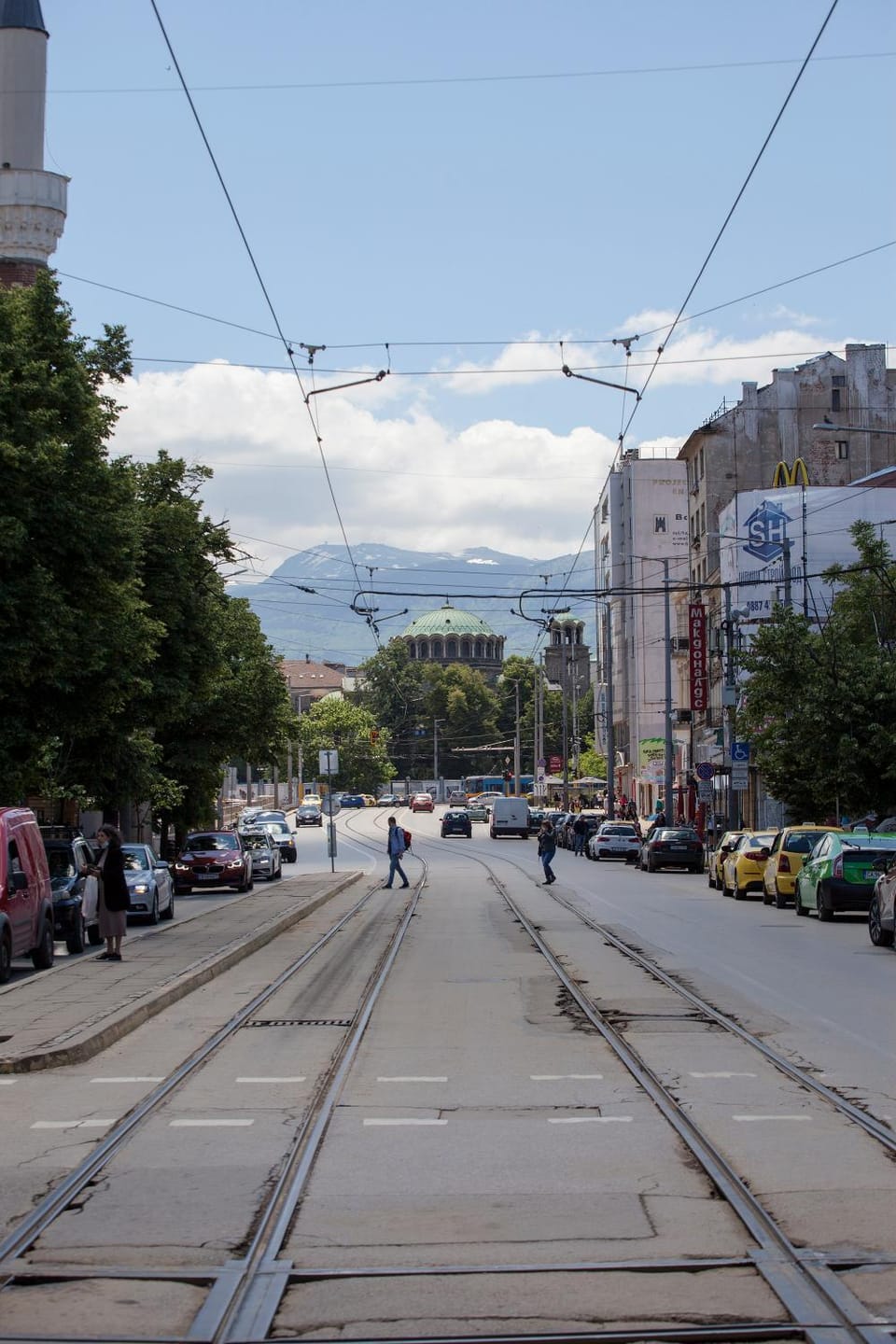 Day, Neighbourhood, Natural landscape, City view, Mountain view, Street view, Location, Parking