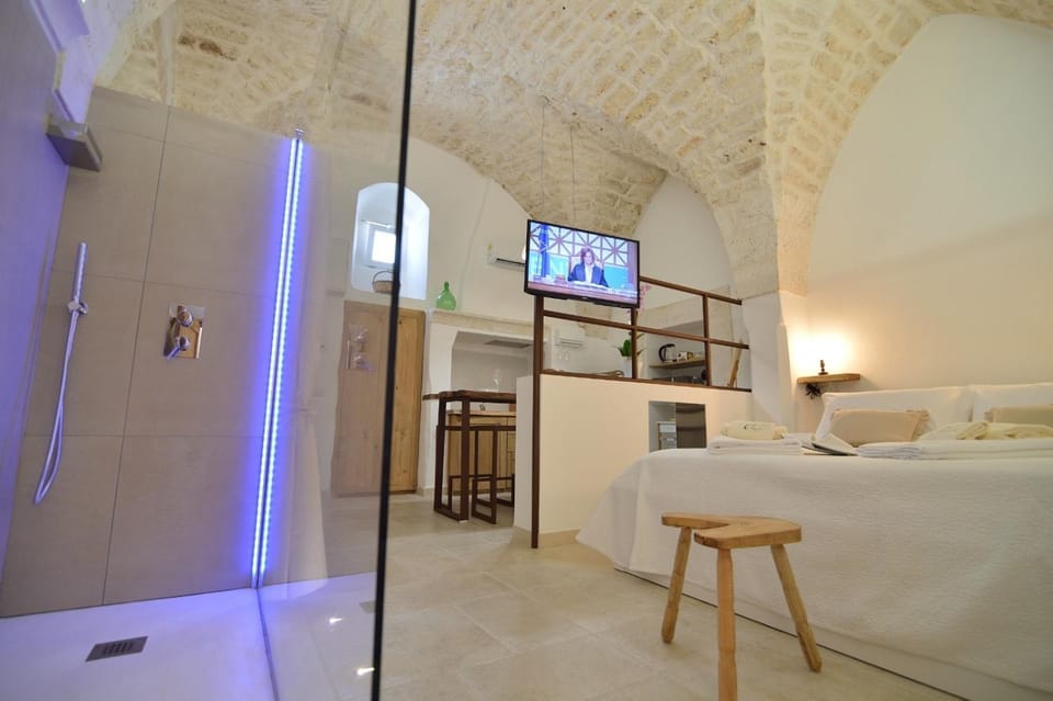 TV and multimedia, Photo of the whole room, Bedroom