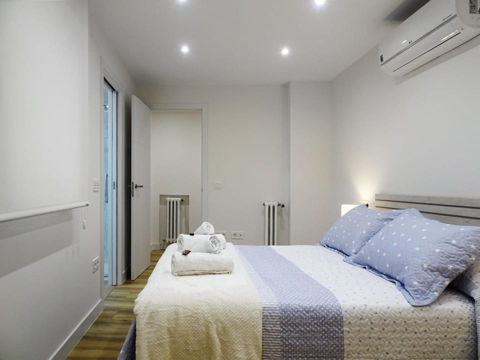 Bed, Bedroom, towels, air conditioner