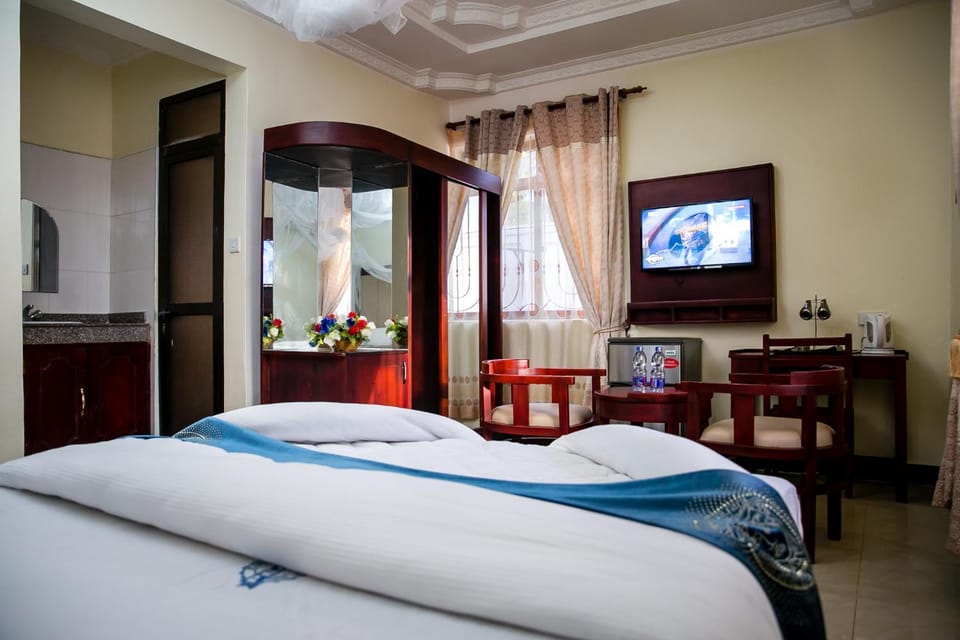 Bed, TV and multimedia, Photo of the whole room, Bedroom