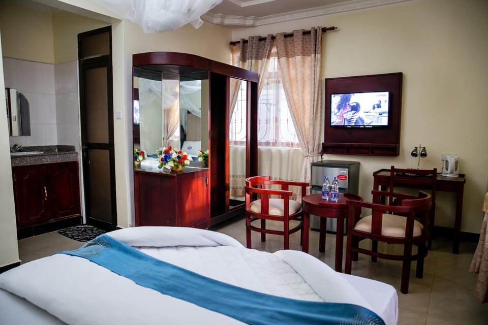 Bed, TV and multimedia, Photo of the whole room, Bedroom