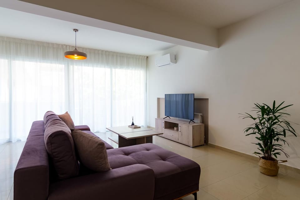 TV and multimedia, Living room, Seating area, Landmark view, Inner courtyard view