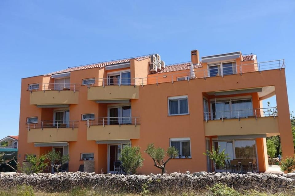 Property building, Facade/entrance, Off site