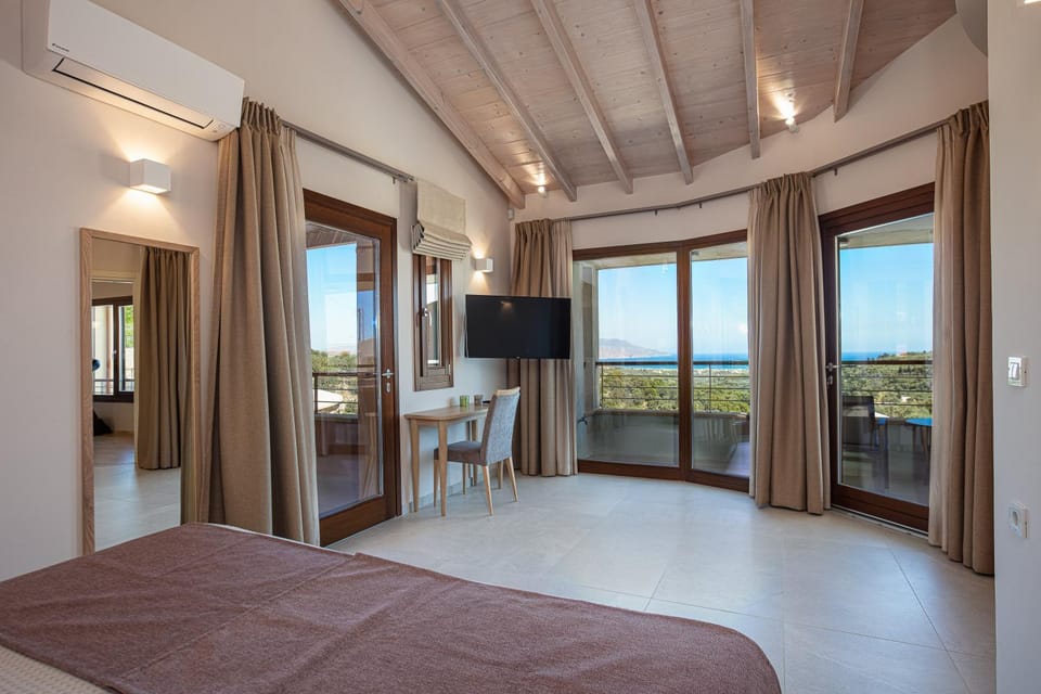 Bed, TV and multimedia, Photo of the whole room, Bedroom, Sea view, air conditioner