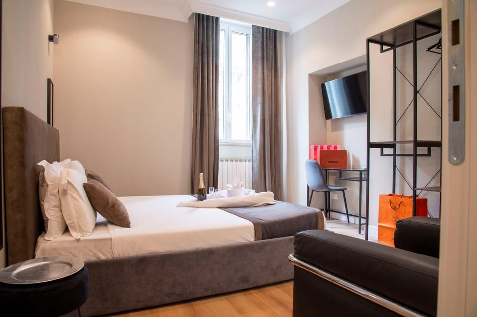 Bed, TV and multimedia, Photo of the whole room, Seating area, Bedroom