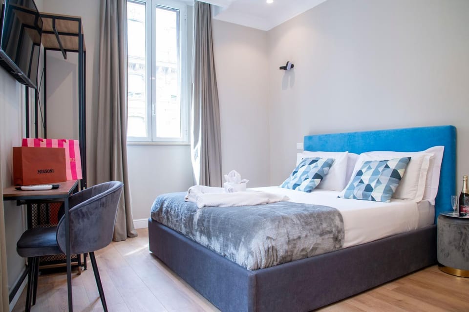 Bed, TV and multimedia, Photo of the whole room, Bedroom