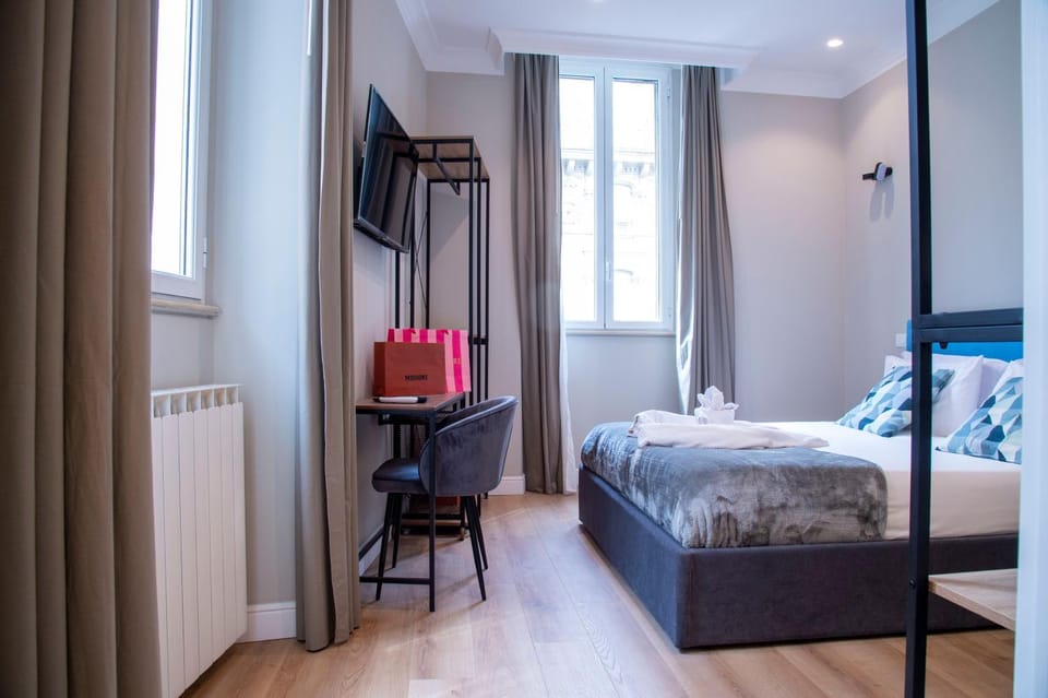 Bed, TV and multimedia, Photo of the whole room, Seating area, Bedroom