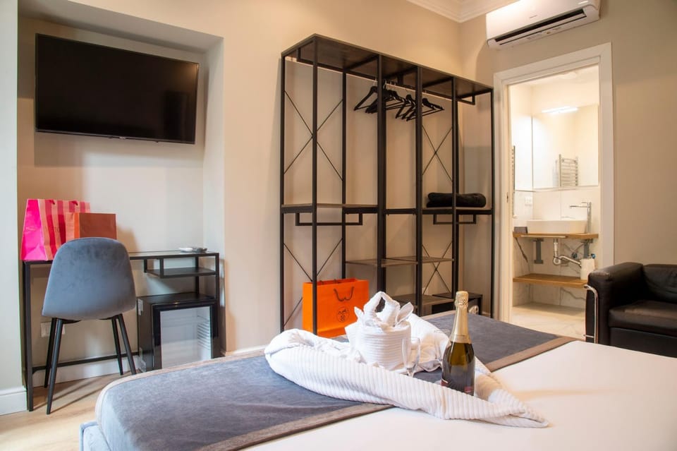 Bed, Bathroom, TV and multimedia, Living room, Photo of the whole room, Seating area, Bedroom