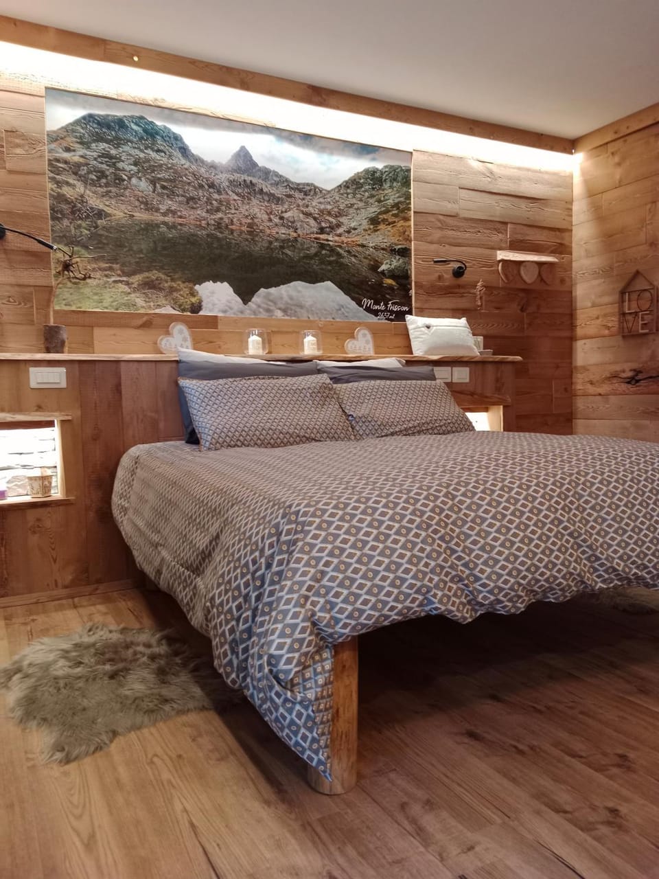 Photo of the whole room, Bedroom