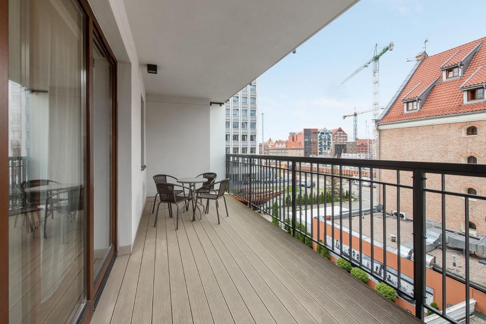 Property building, Patio, Day, View (from property/room), Balcony/Terrace, City view, River view, Area and facilities, Area and facilities