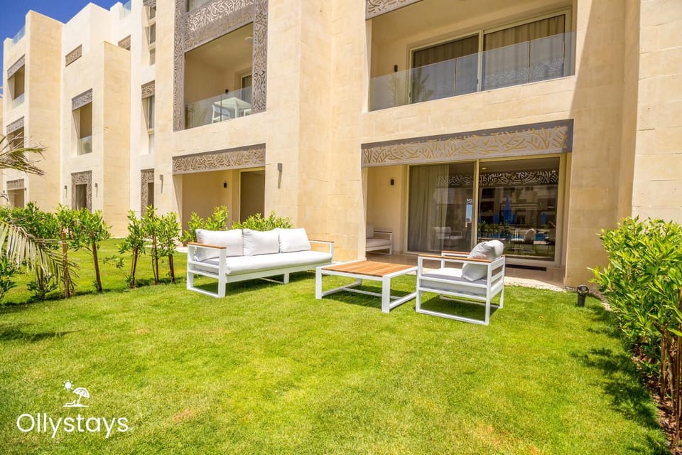 Property building, Patio, Day, Garden, Garden view