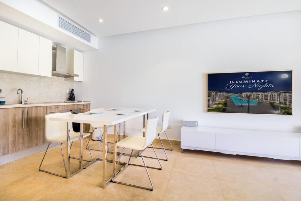 TV and multimedia, Kitchen or kitchenette, Living room, Seating area, Dining area, minibar, stove