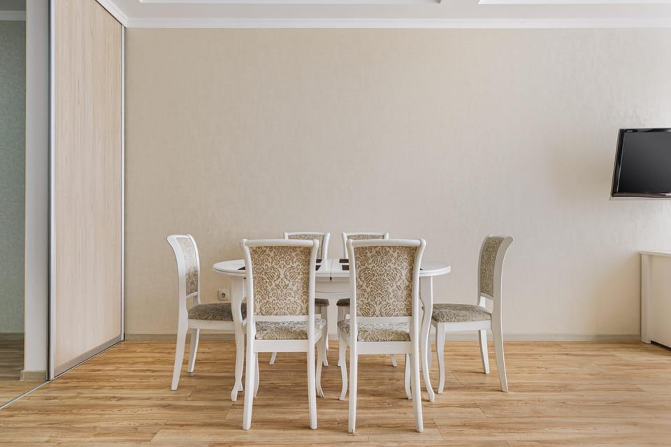 Seating area, Dining area