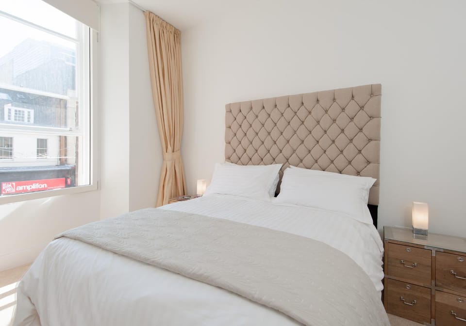 Bed, Day, View (from property/room), Decorative detail, Bedroom, Guests, Street view, Supermarket/grocery shop, Shopping Area, children, group of guests, cot, Family