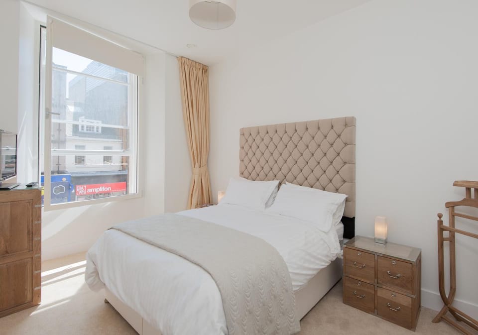 Bed, Day, TV and multimedia, View (from property/room), Decorative detail, Bedroom, Guests, City view, Street view, Supermarket/grocery shop, Shopping Area, children, group of guests, cot, Family