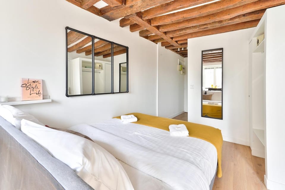 Bed, Living room
