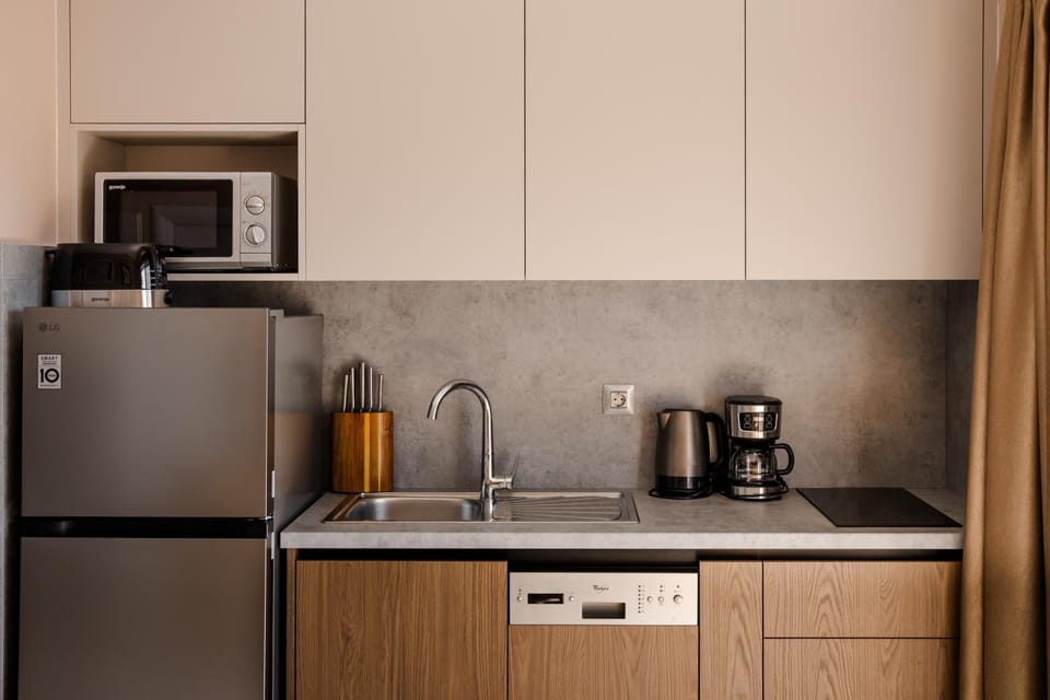 Coffee/tea facilities, Kitchen or kitchenette, stove, toaster