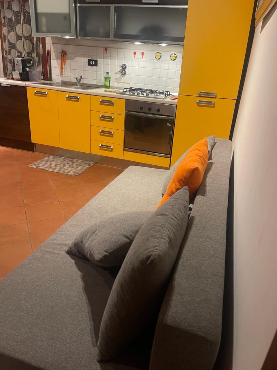 Nearby landmark, People, Coffee/tea facilities, Kitchen or kitchenette, Living room, Seating area, Supermarket/grocery shop, Sports, Family, fireplace, pet friendly, stove, air conditioner