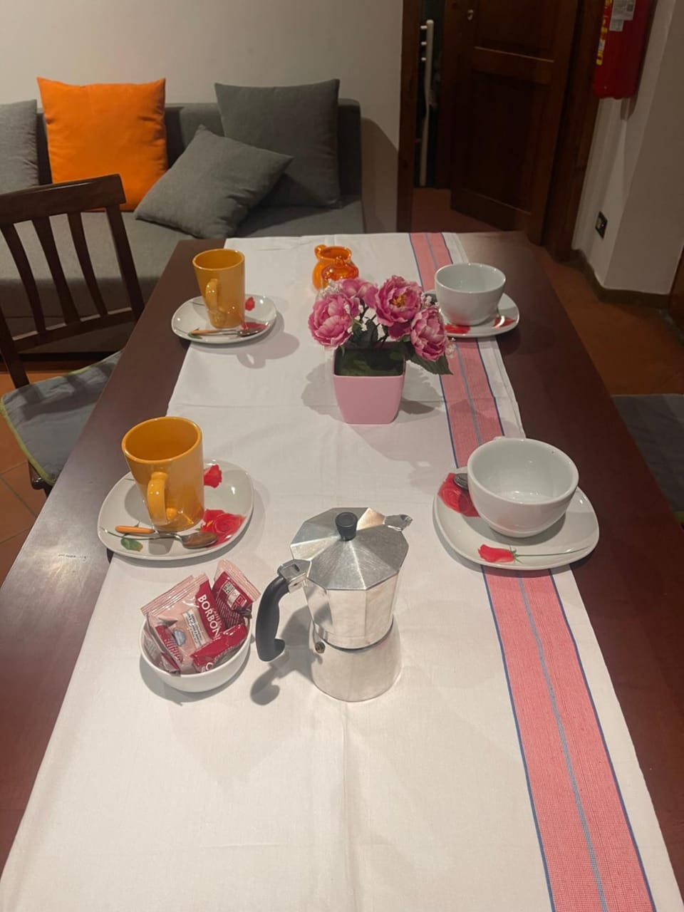 Coffee/tea facilities, Living room, Food and drinks, Seating area, Dining area, Food