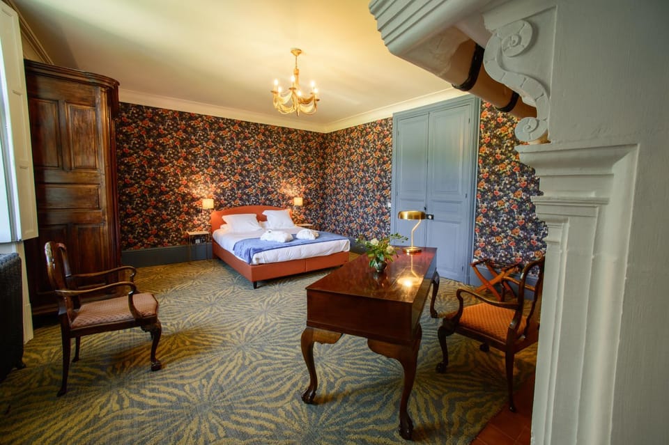 Bed, Photo of the whole room, Seating area, Bedroom