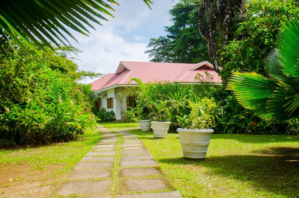 Property building, Patio, Facade/entrance, Natural landscape, Garden, Garden view