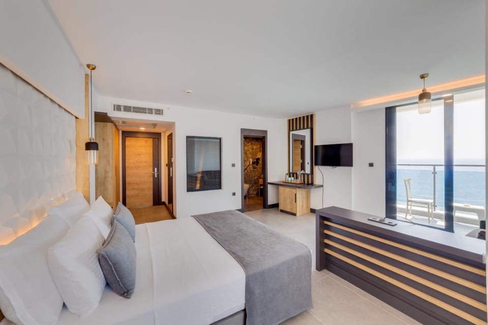 Bed, TV and multimedia, Evening entertainment, Bedroom