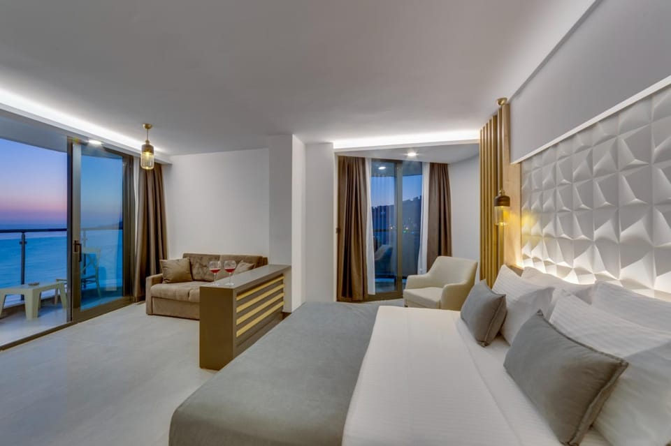 Photo of the whole room, Sea view