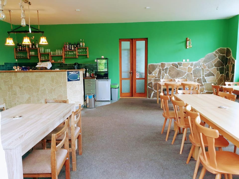 Restaurant/places to eat, Lounge or bar, Dining area