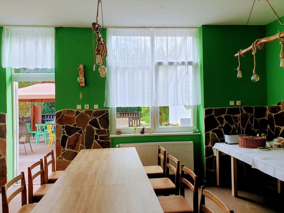 Restaurant/places to eat, Lounge or bar