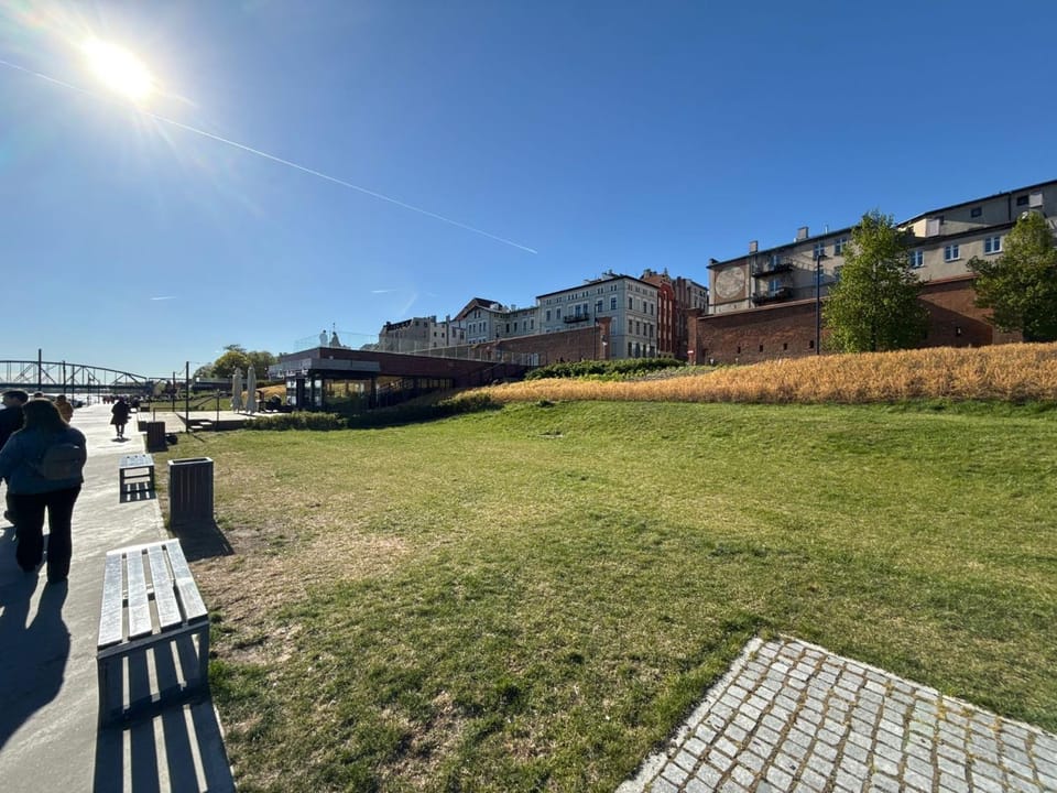 Nearby landmark, Spring, Off site, Day, Natural landscape, On site, Location