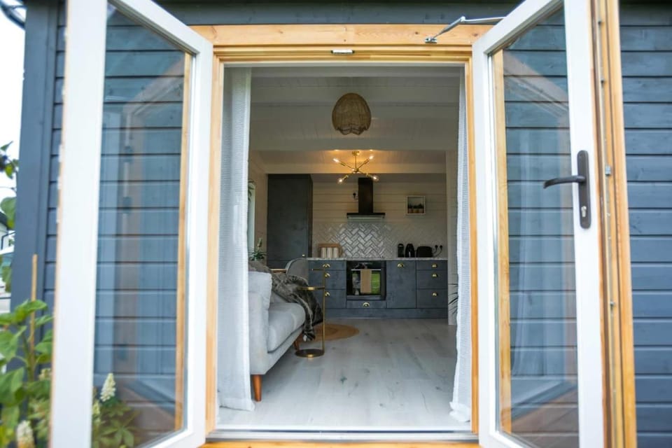 The Paddocks Cabin - Stylish, Cozy & Private Cabin in County Kerry