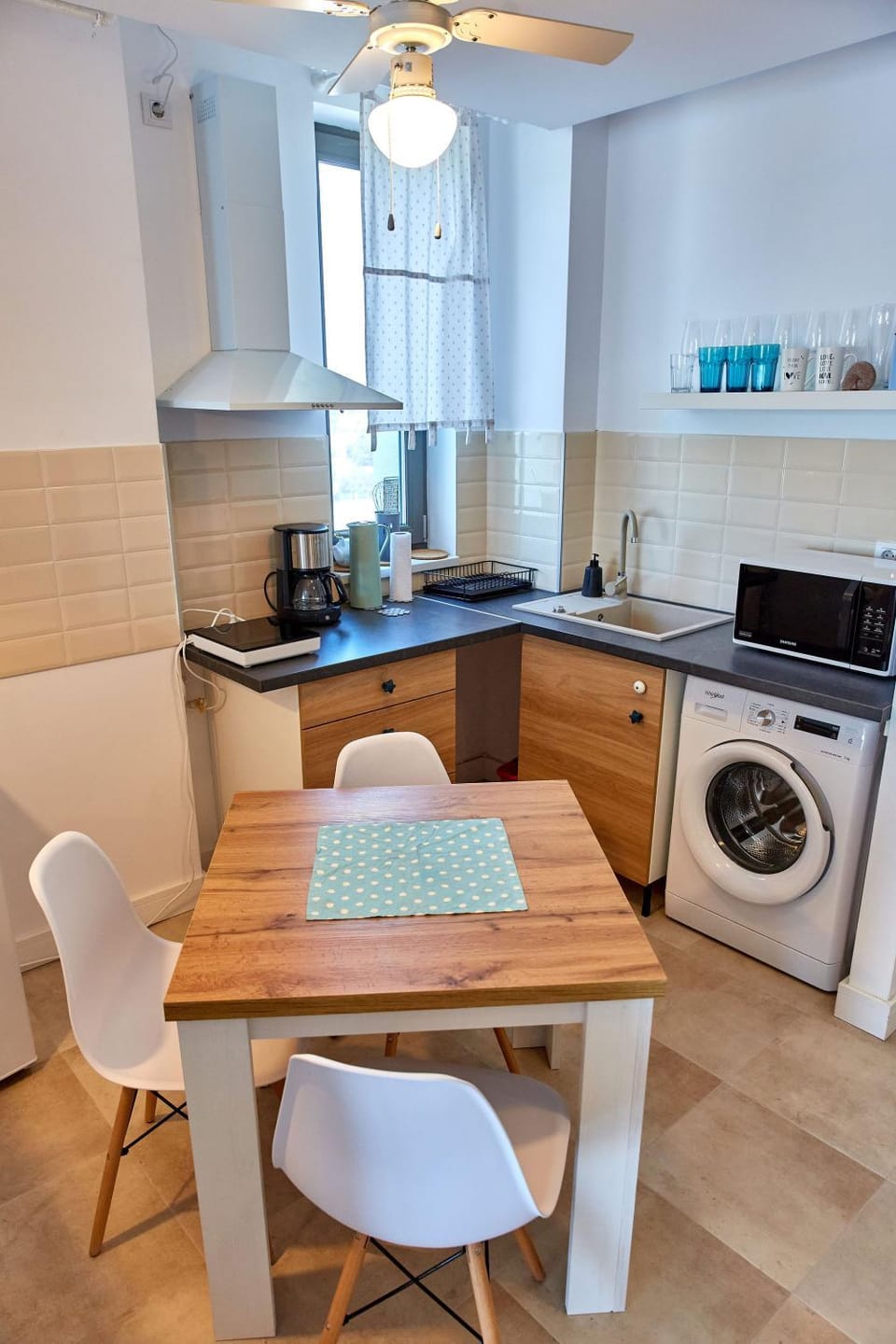 Kitchen or kitchenette, minibar