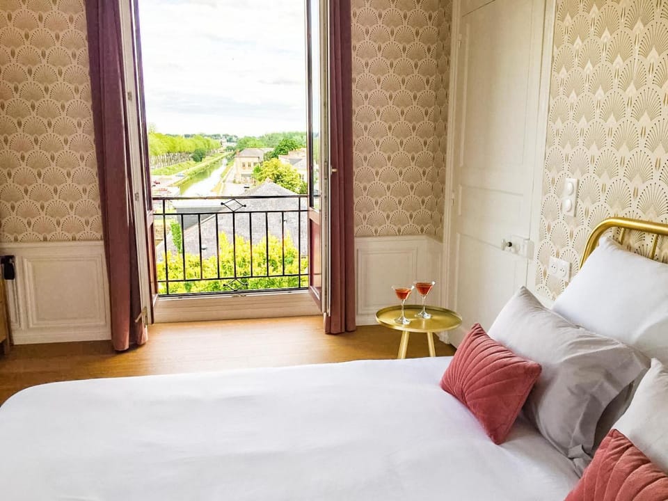 Photo of the whole room, River view