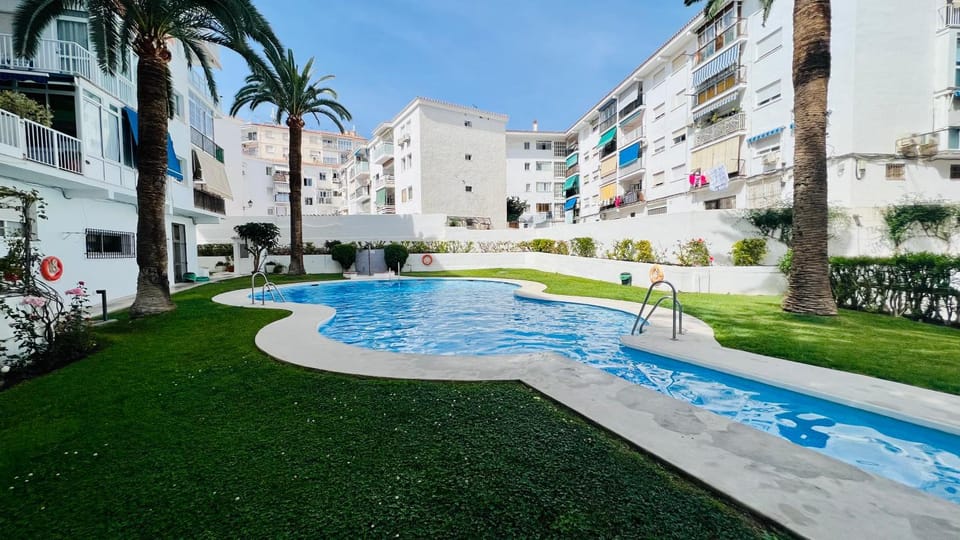 Property building, Day, Garden, City view, Swimming pool, Location