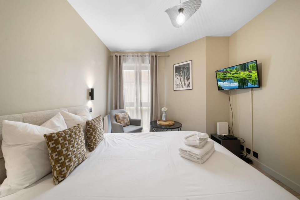 Bed, TV and multimedia, Decorative detail, Seating area