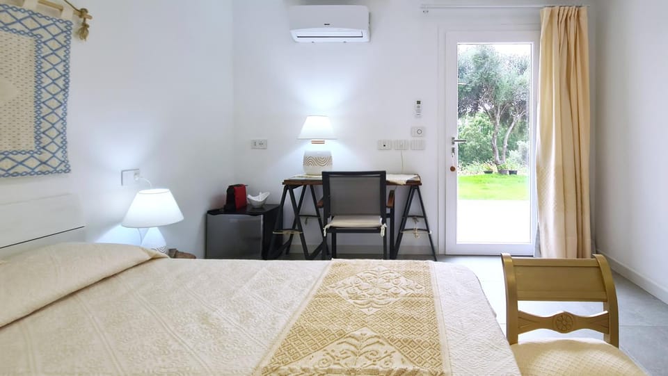 Property building, Bed, Summer, Coffee/tea facilities, View (from property/room), Photo of the whole room, Bedroom, Garden view, Breakfast